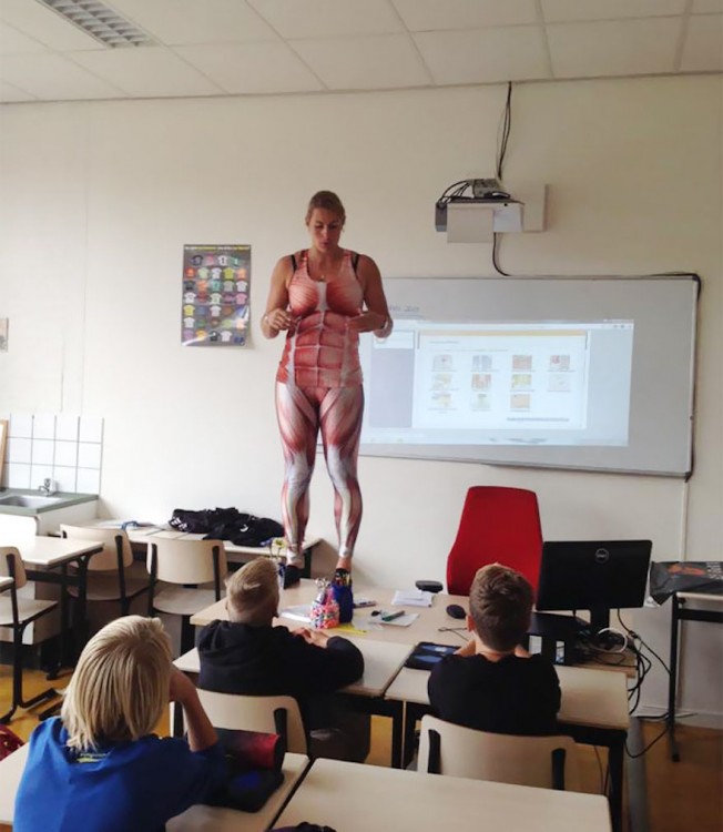 maestra muestra el sistema muscular con traje de spandex