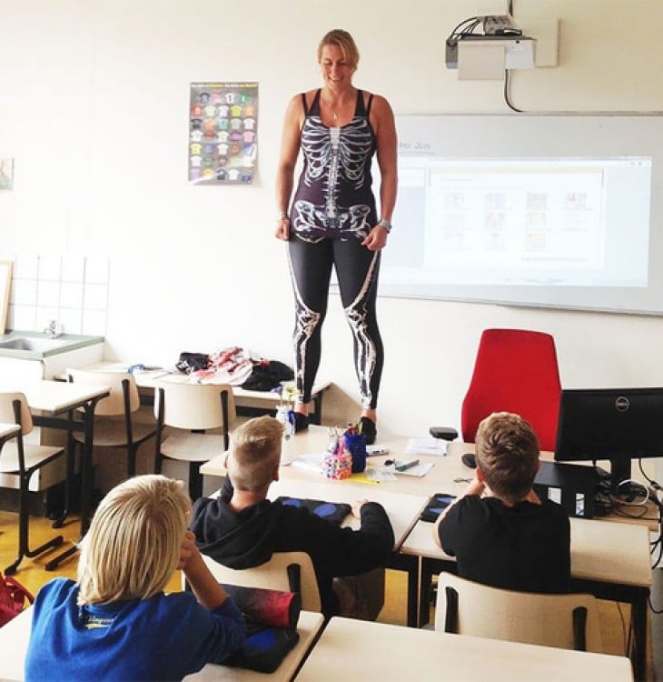 profeso con un traje spandex con el sistema oseo