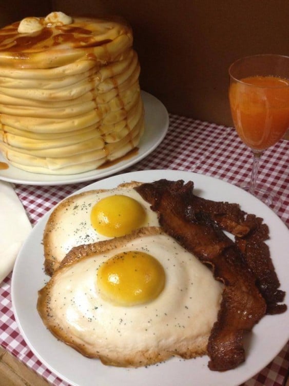 pastel en forma de desayuno con huevos estrellados, tocino y hot cakes 