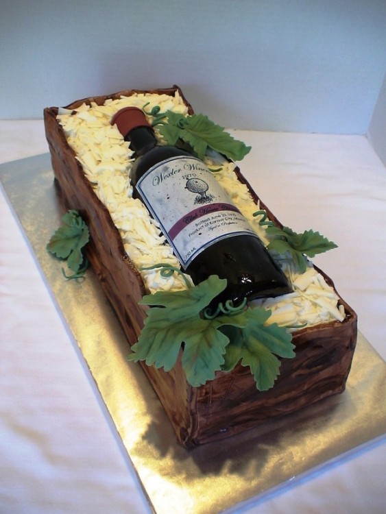 Pastel en forma de caja con una botella de vino 