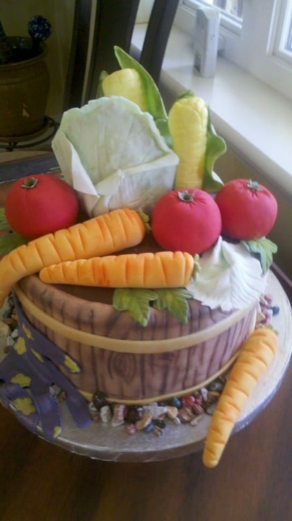 Pastel con el diseño de tomates, zanahoria, elote y algunas verduras 