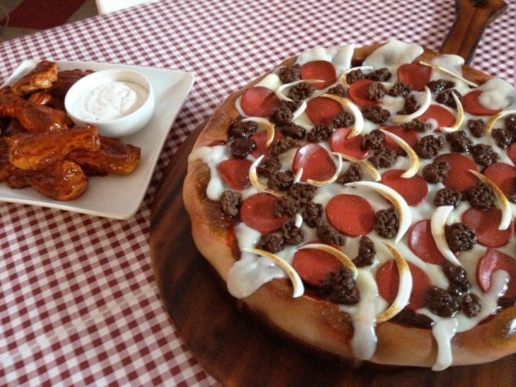 pastel con el diseño de una pizza de peperoni 