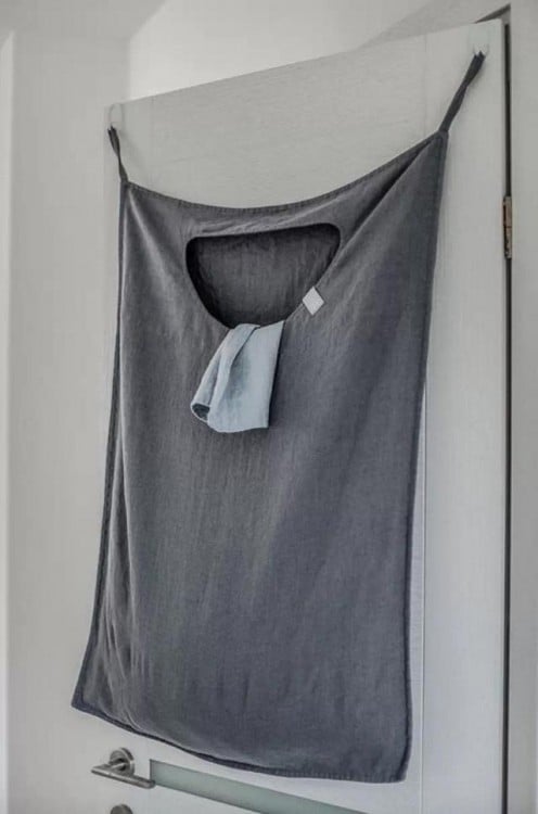 bolsa para la ropa sucia que se coloca en la puerta de una habitación 