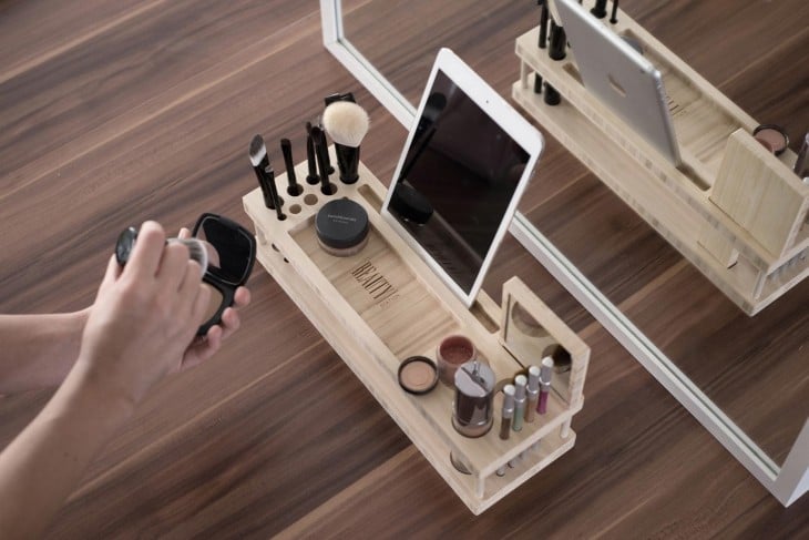 organizador de madera para maquillaje con un soporte para un Ipad 