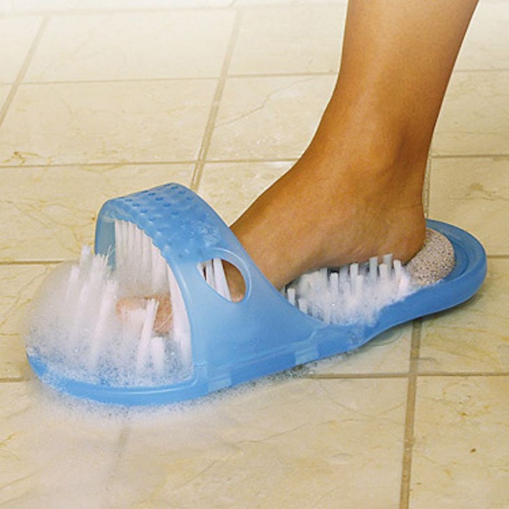 sandalias de baño que te masajean y exfolian los pies 