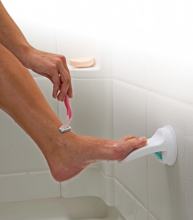 reposa pie que te ayuda a depilarte durante la ducha 