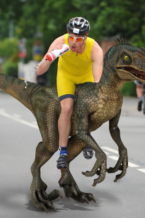 CICLISTA MONTADO EN UN DINOSAURIOS