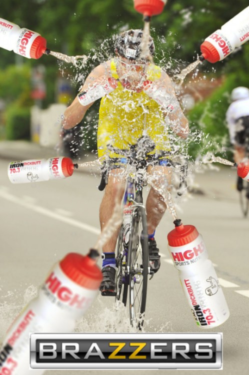 CICLISTA AL QUE LE HECHAN MUCHOS BOTES DE AGUA