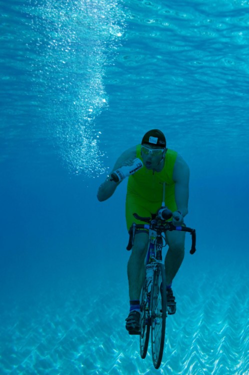 CICLISTAS POR DEBAJO DEL AGUA