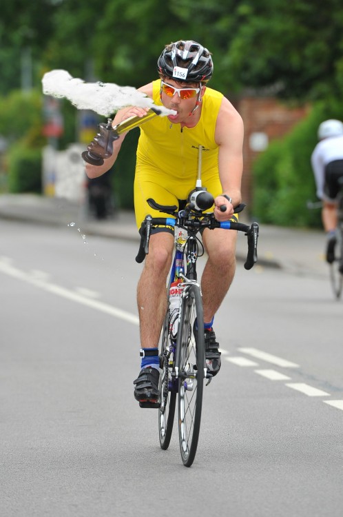 CICLISTA FUMANDO MOTA