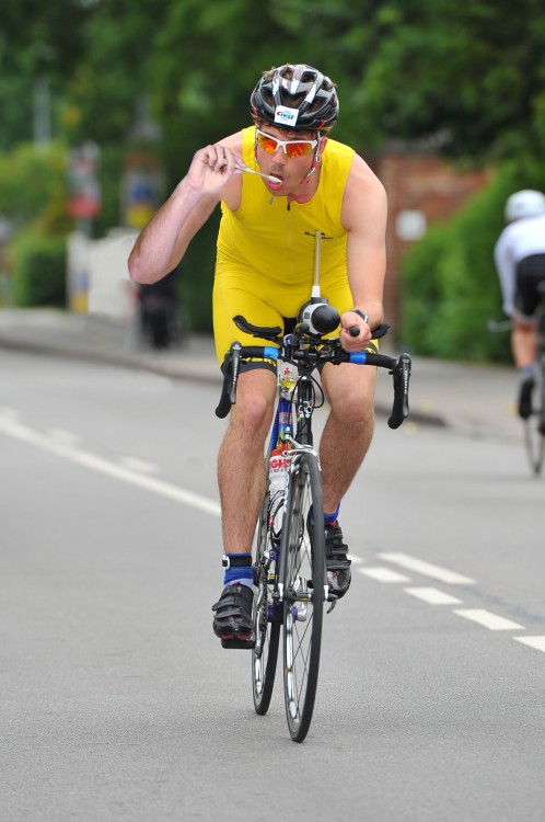 CICLISTA LAVANDOSE LOS DIENTES