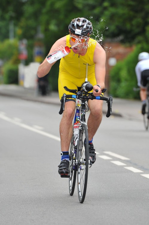 CICLISTA CON EL AGUA AGARRADA BIEN