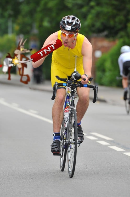 CICLISTA CON EL CORRECAMINOS DE FONDO