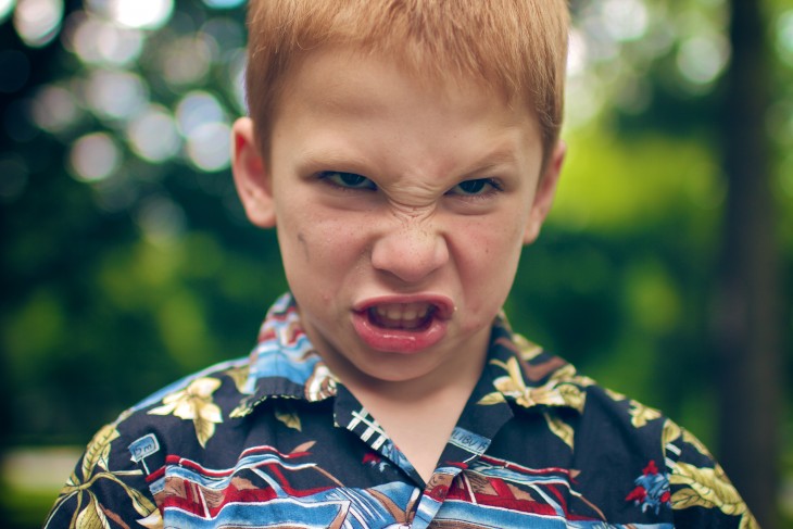 cara de un niño pelirrojo enojado 