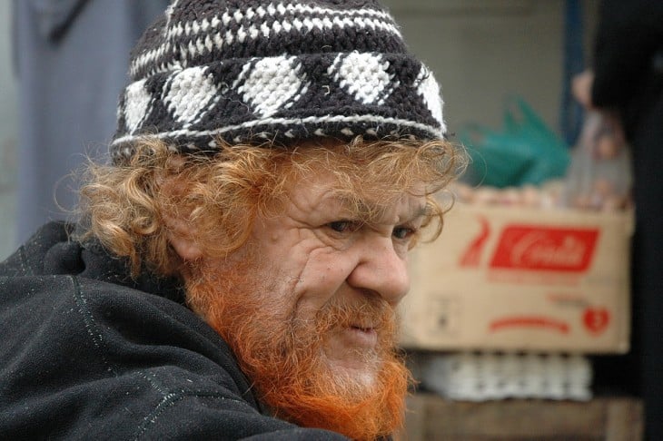 Hombre anciano pelirrojo con un gorro de vagabundo 