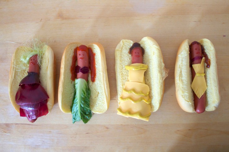 Cuatro hot dogs con la forma de las princesas ariel, pocahontas, rapunzel y bella 