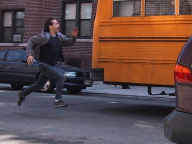 escena de la película de Spider Man donde peter pierde el autobús 