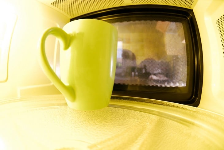 vaso con limón dentro de un microondas 