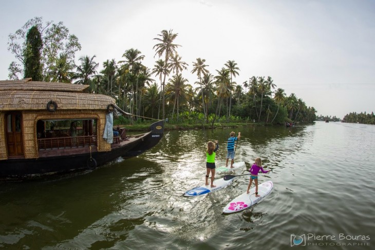 VIAJE DONDE LE TOMARON FOTOS A SUS HIJOS EN LA NUEVA AVENTURA DE REMAR EN TABLAS DE SURF