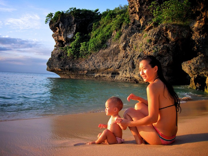 MULHER COM SEU BEBÊ NA PRAIA