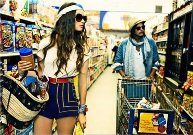 PAREJA HACIENDO LAS COMPRAS EN EL SUPER MERCADO MIENTRAS BUSCA QUE ES LO QUE VA A METER EN EL CARRITO