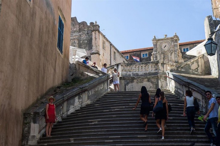 chicas subiendo unas escaleras en Escalera Barroca Dubrovnik