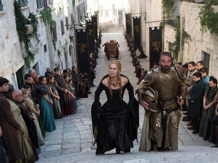 personajes de Game Of Thrones subiendo una escalera durante una escena 