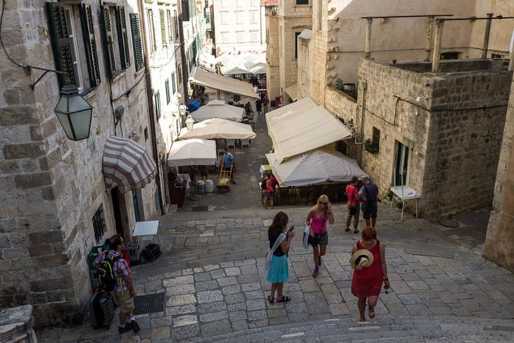 Persona subiendo unas escaleras en Dubrovnik
