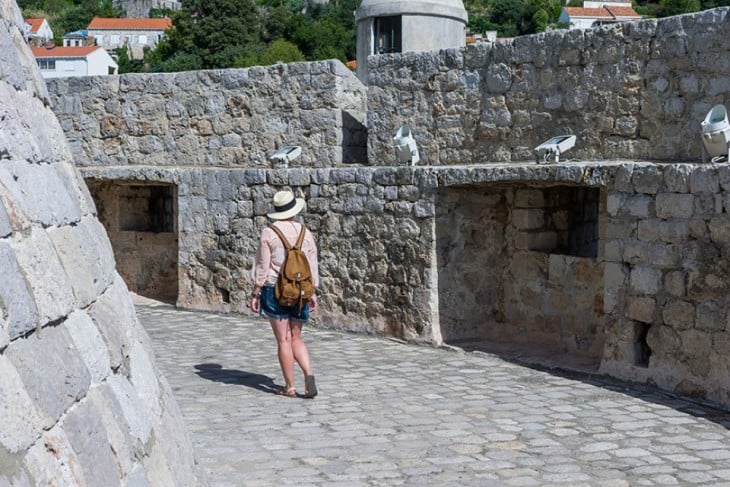 chica pasando por una de las locaciones de Game Of Thrones en Croacia 