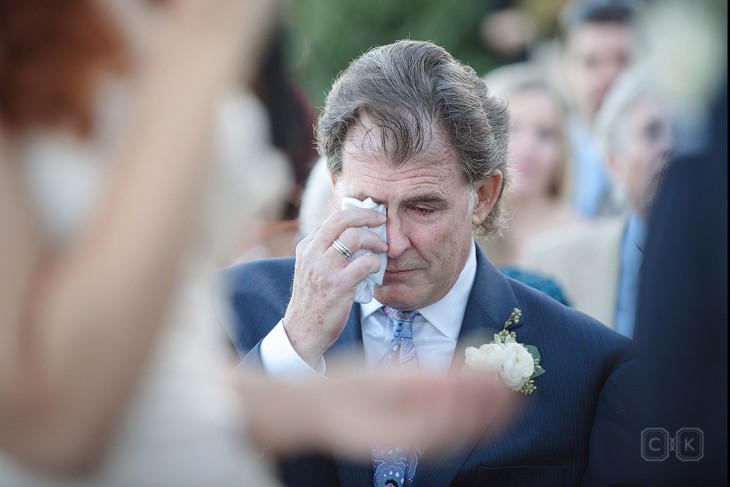 HOMBRE LLORANDO MIENTRAS VE A SU HIJA CASARSE