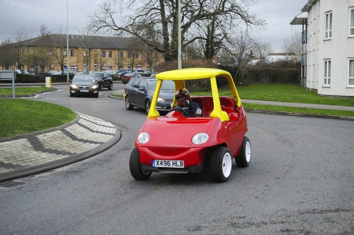 coche Little Tikes de tamaño real en Inglaterra 