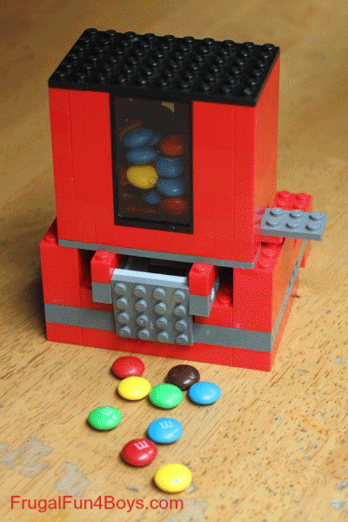 dispensador de dulces hecho con piezas lego 