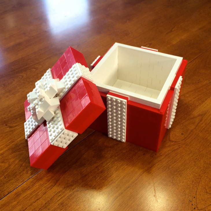 caja de regalo hecha con piezas lego en color rojo y blanco 