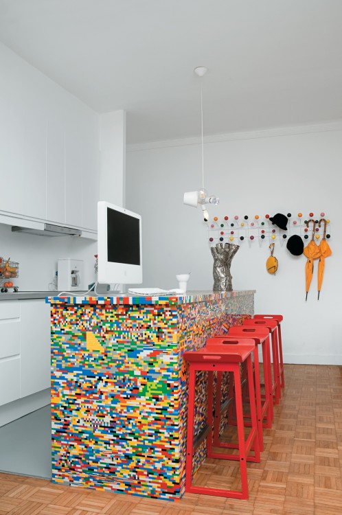 Barra de la cocina decorada con piezas Lego de colores 