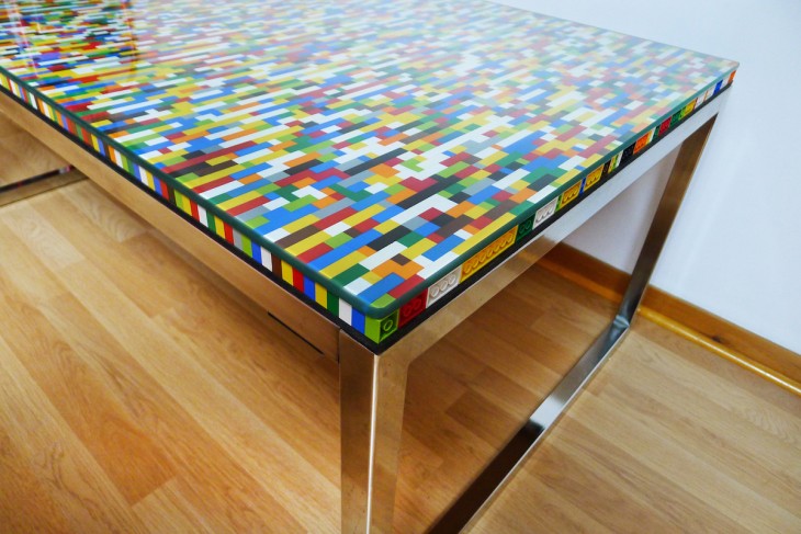 mesa con cubierta de colores hecha con piezas LEGO 