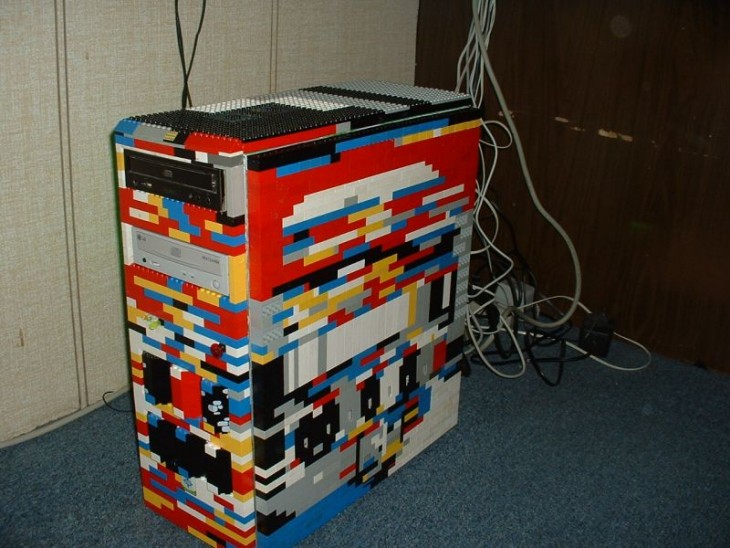 CPU de una computadora cubierto con figuras LEGO de colores 