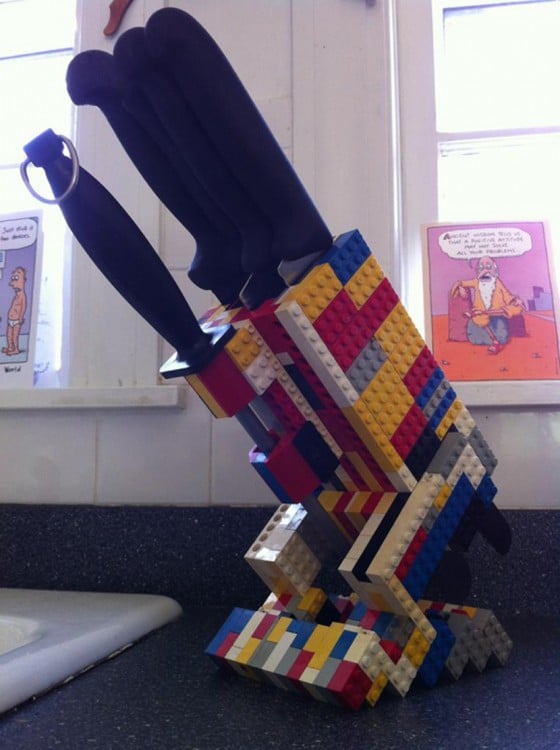 cuchillero hecho con Legos de colores 