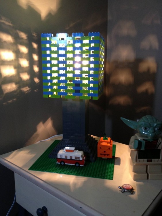 Lámpara hecha con piezas de Lego en color verde y azul 