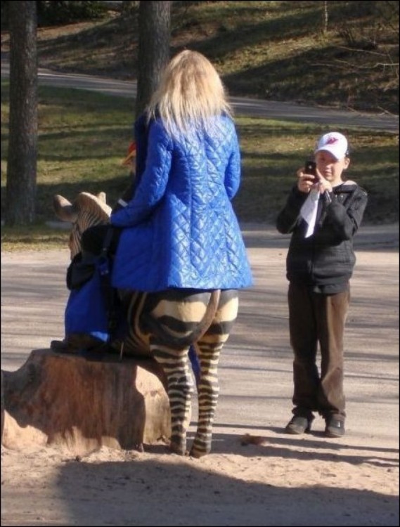 foto de una mujer que parece tener medio cuerpo de zebra 