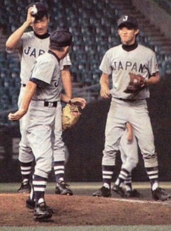 fotografía de tres beisbolistas en el campo 