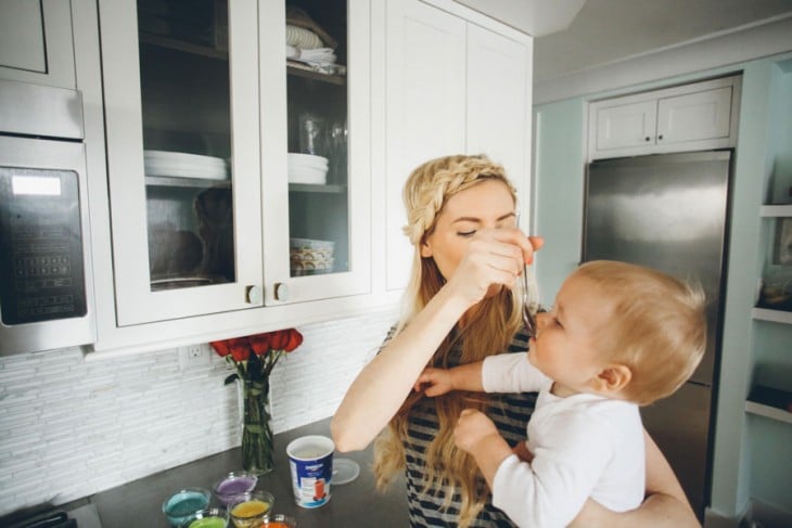 mama dandole de comer a su hijo