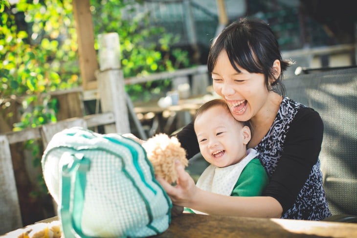 madre e hijo jugando con un peluche