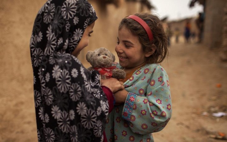 niña regalando su osito depeluche