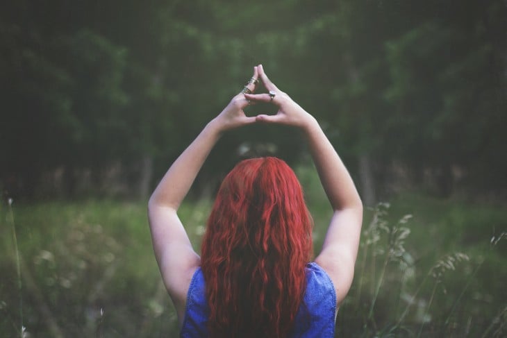 mujer pelirroja meditando