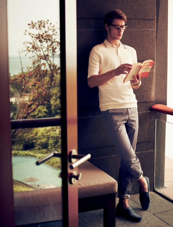 JOVEN LEYENDO EN UNA TARDE DE VERANO EN ITALIA, TENDENCIA HIPSTER