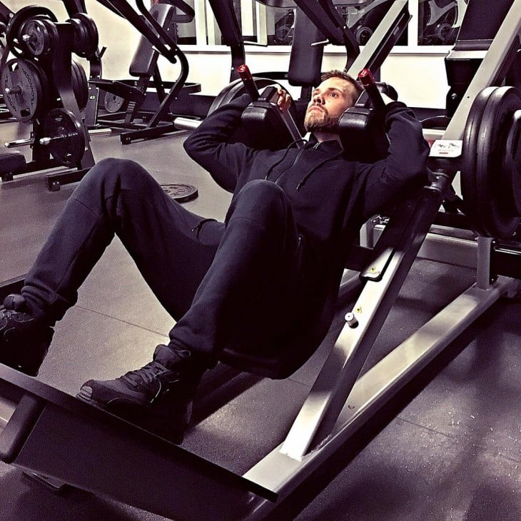 hombre haciendo ejercicios de pierna en el gimnasio