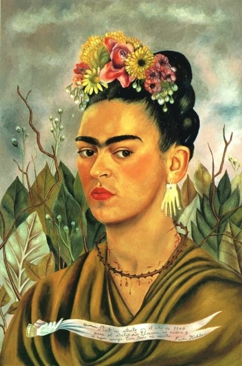 FRIDA CON HOJAS GRANDES AL FONDO