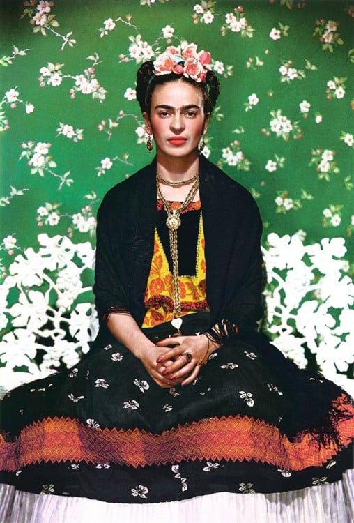 FRIDA CON UN FONDO VERDE Y CHALINA NEGRA