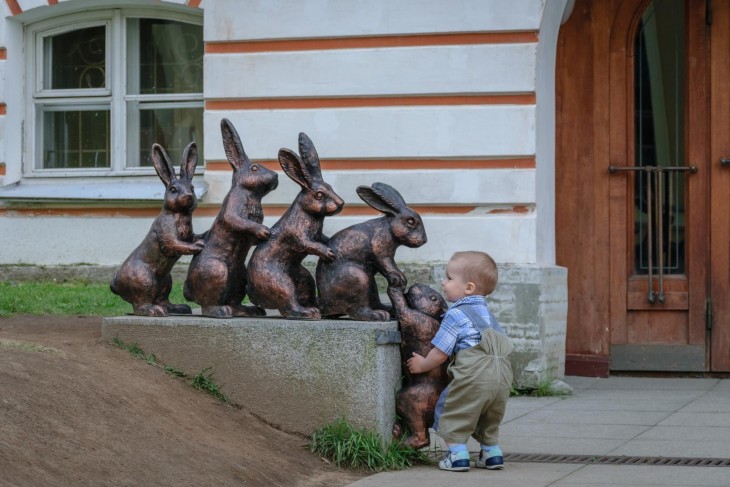 Este pequeño intenta ayudar a una estatua a subir porque se ha quedado atras