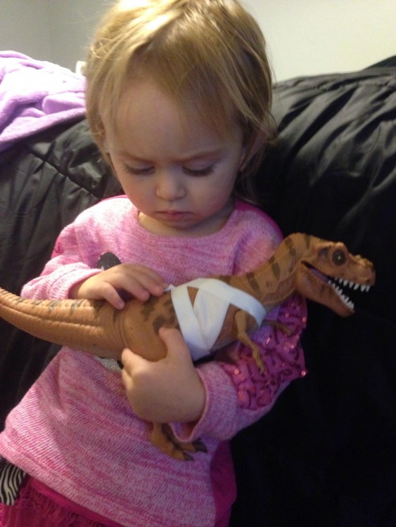 nIÑA CURANDO A UN DINOSAURIO PORQUE ESTABA HERIDO EN LA PELICULA